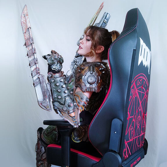 noblechairs - Madsfive Doom Slayer Cosplay